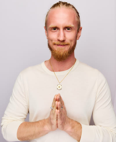 Fredrik Brännlund with his hands together in front of his chest in atmanjali mudra